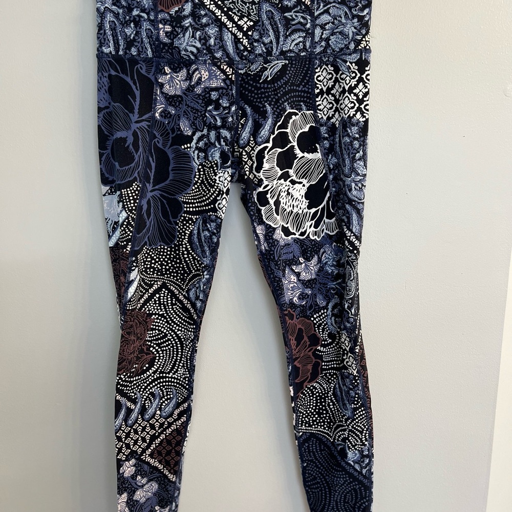Athleta Patchwork Salutations 7/8 Yoga Leggings Size XS Art Athleisure Yoga